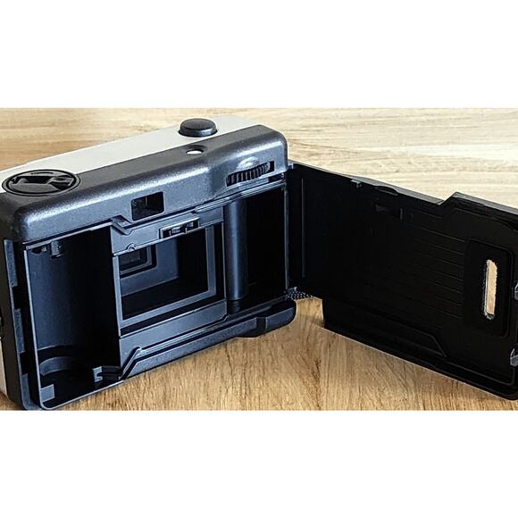 Bell and Howell Point and Shoot 35mm Film Camera Focus Free 28mm Lens Untested - Picture 4 of 6